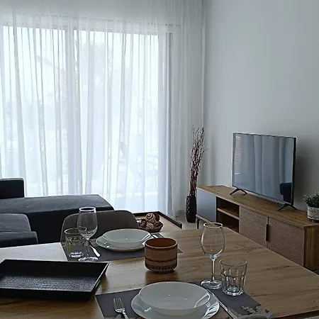 Larvella Estia Luxury アパートホテル 4*